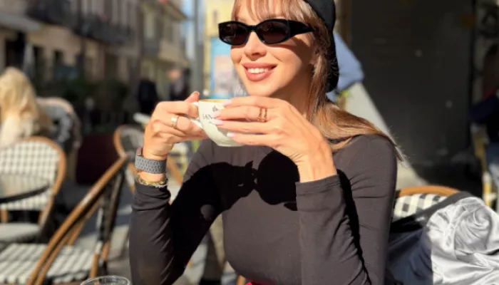 Полина Диброва снялась в мини-платье с глубоким декольте и призвала держать мужчин