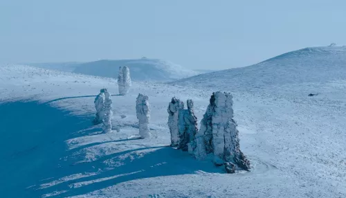 Чудо России в морозной тайге: фотограф показал заледеневшее плато Маньпупунер