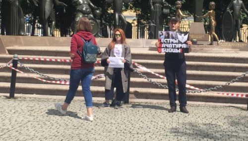 Акция в поддержку сестер Хачатурян прошла в Москве