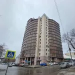 Четырешку с двумя большими лоджиями продают в Барнауле за 33 млн рублей. Фото