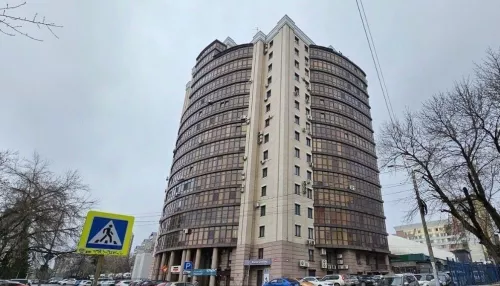 Четырешку с двумя большими лоджиями продают в Барнауле за 33 млн рублей. Фото