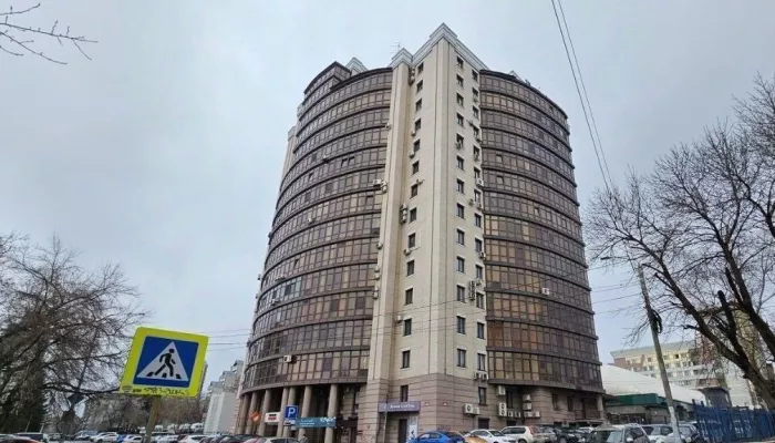 Четырешку с двумя большими лоджиями продают в Барнауле за 33 млн рублей. Фото