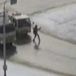 Пешеход в Бийске попал под колеса бешеного грузовика. Видео