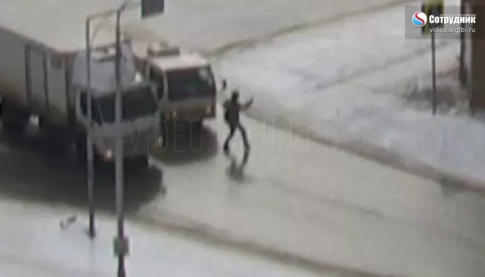 Пешеход в Бийске попал под колеса бешеного грузовика. Видео