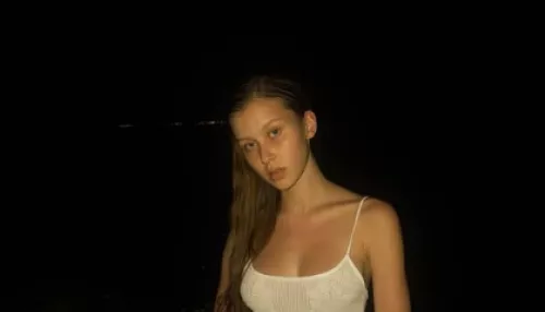 Анна Пересильд удивила дерзким образом с экстремальным декольте. Фото