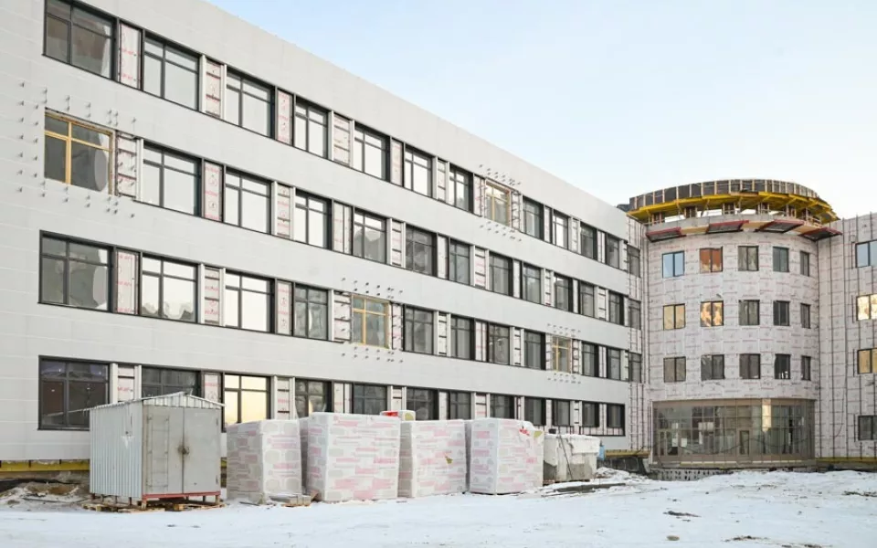 Стало известно, как идет строительство самой большой школы Барнаула. Фото