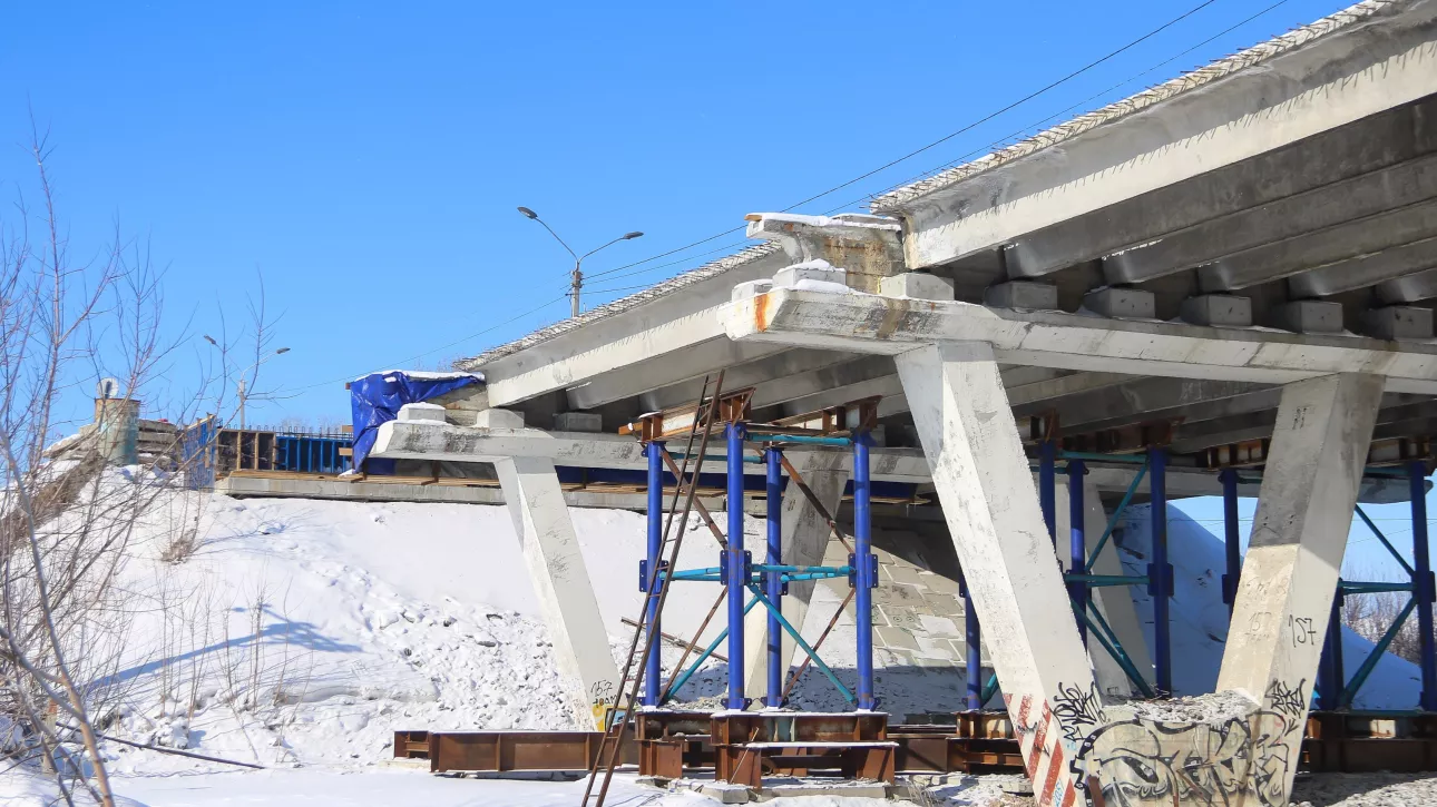 Балки и скрепки: как в Барнауле омолаживают старый мост на Павловском тракте. Фото