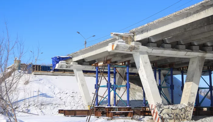 Балки и скрепки: как в Барнауле омолаживают старый мост на Павловском тракте. Фото