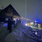 Двух женщин спасли из полыхающего дома в барнаульском садоводстве