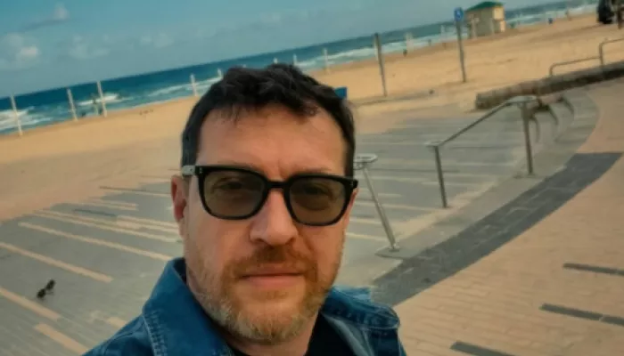 Актер Кирилл Сафонов перестал выходить из дома из-за обстрелов в Израиле