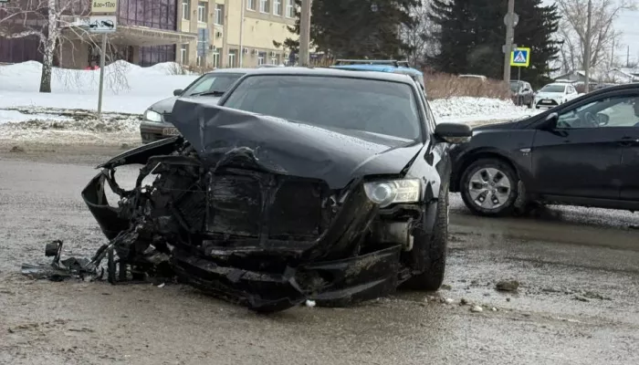 В центре Барнаула в жестком ДТП столкнулись две легковушки