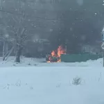 Выгорел полностью: в Бийске полыхал легковой автомобиль на парковке