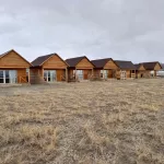 Турбазу с юртой и деревянными домиками продают в Республике Алтай. Фото