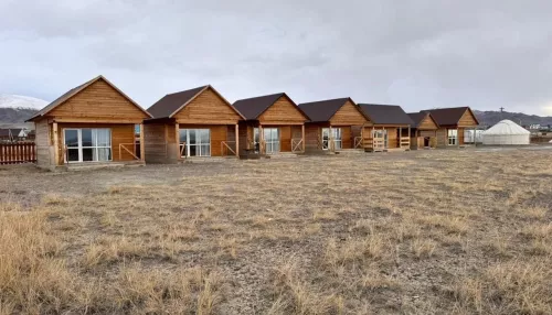 Турбазу с юртой и деревянными домиками продают в Республике Алтай. Фото