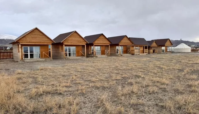 Турбазу с юртой и деревянными домиками продают в Республике Алтай. Фото