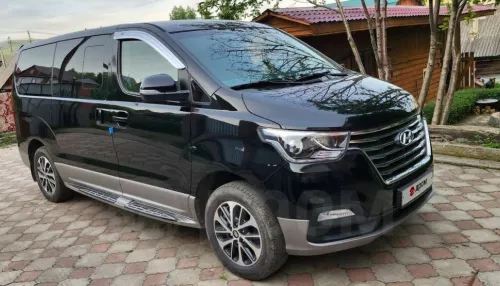 Девятиместный минивэн с проекцией на лобовое стекло продают в Горном Алтае за 4,4 млн