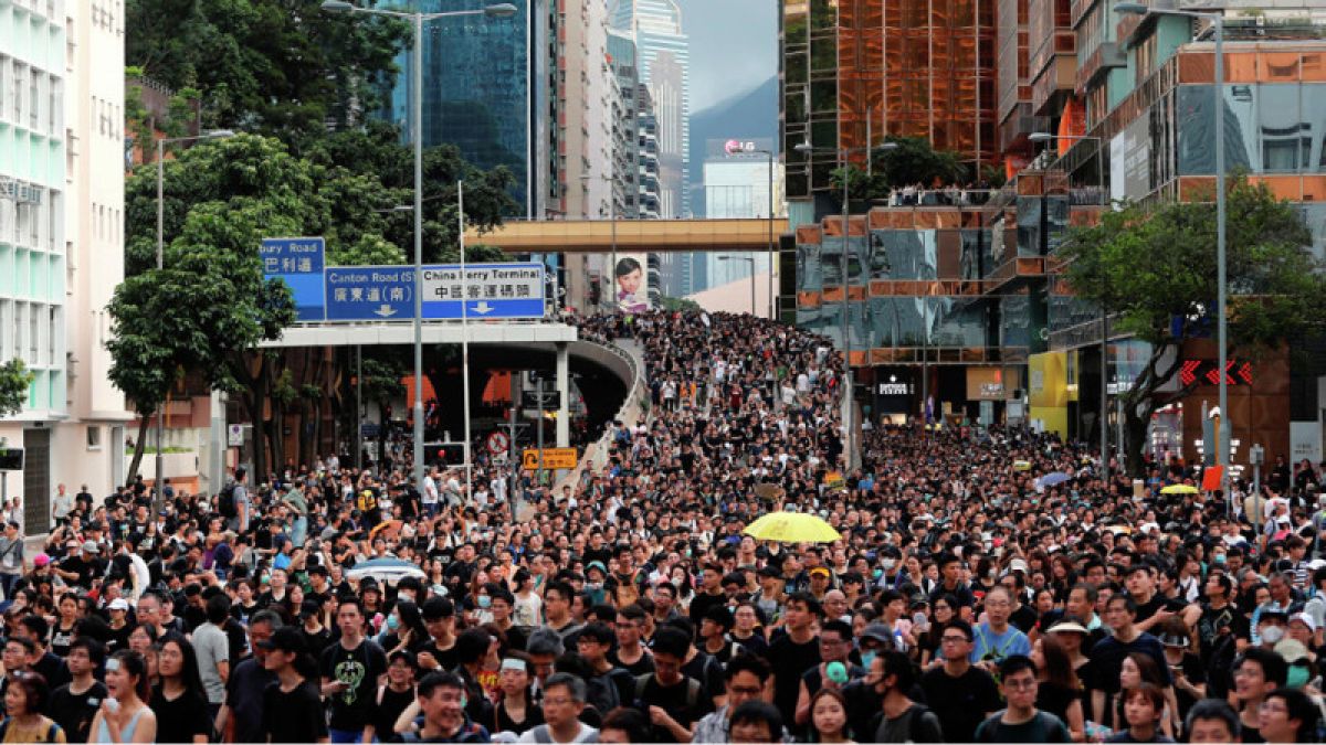 Более 230 тысяч человек протестуют в Гонконге против закона об экстрадиции 