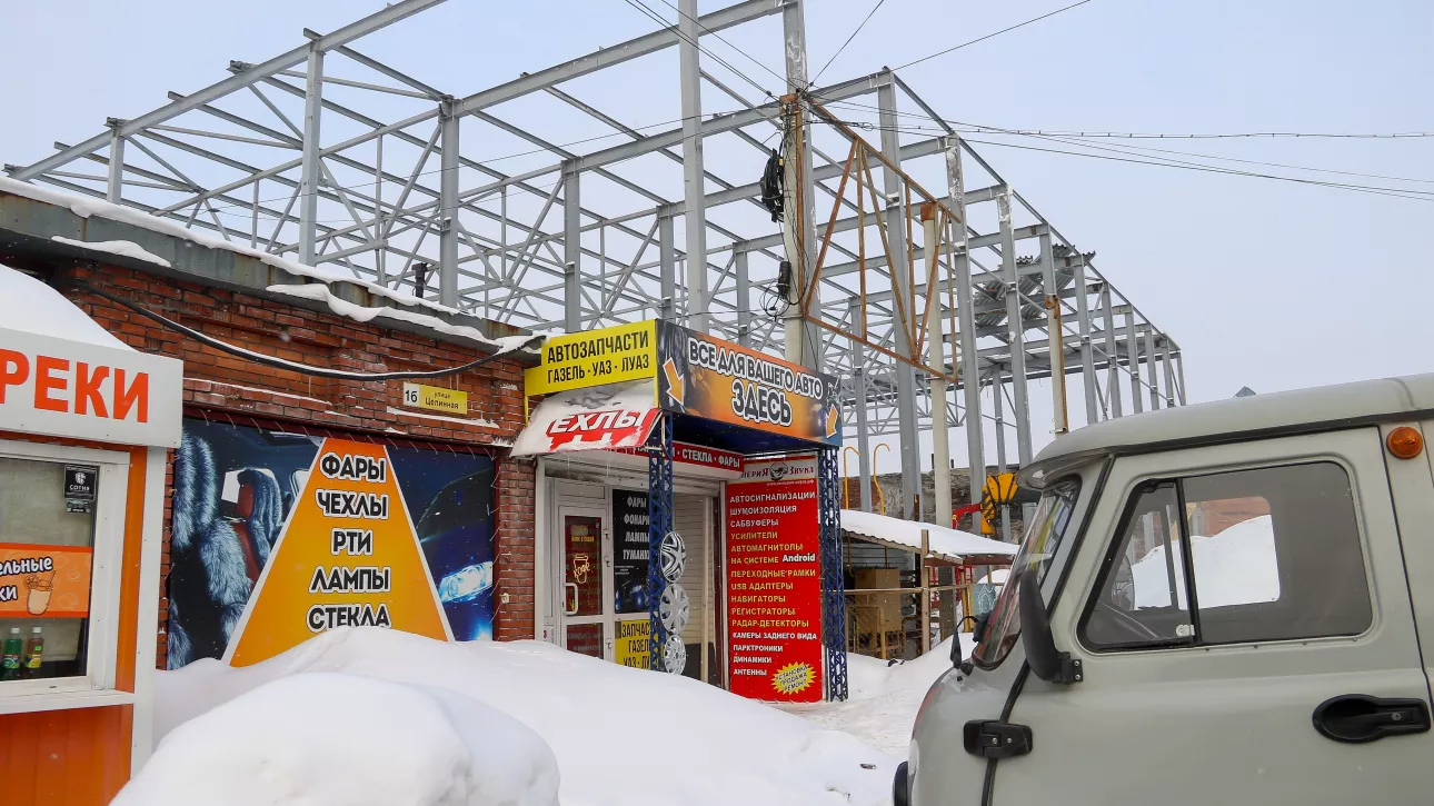 Каркас на месте пепелища: как в Барнауле отстраивают Теплый рынок после пожара. Фото