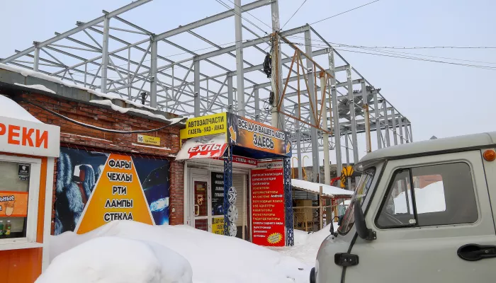 Каркас на месте пепелища: как в Барнауле отстраивают Теплый рынок после пожара. Фото