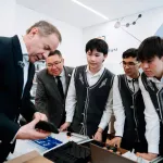 Сбер и Манжерок подарили горно-алтайской школе №7 фотовыставку и оборудование