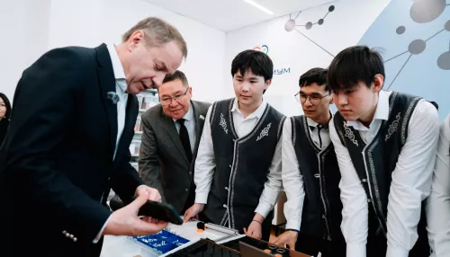 Сбер и Манжерок подарили горно-алтайской школе №7 фотовыставку и оборудование