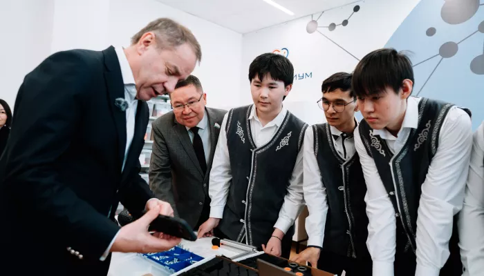 Сбер и Манжерок подарили горно-алтайской школе №7 фотовыставку и оборудование