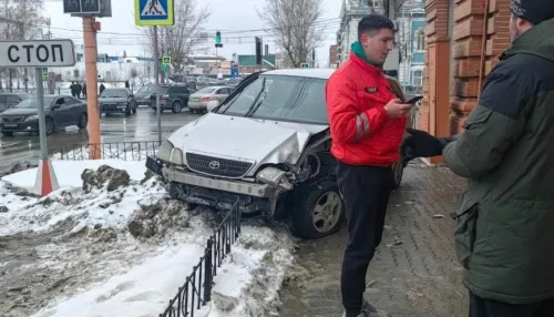 Иномарка вылетела на тротуар у магазина Красный в Барнауле