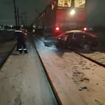 Легковушка вылетела на ж/д пути и попала под поезд в Алтайском крае