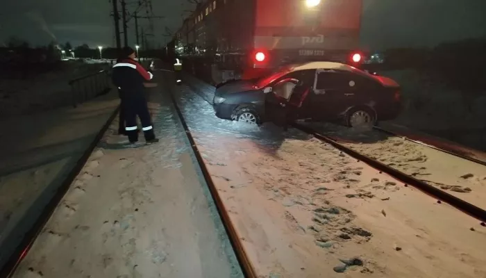 Легковушка вылетела на ж/д пути и попала под поезд в Алтайском крае