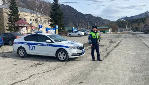 Цветы вместо штрафов: сотрудники ГАИ порадовали жительниц Горного Алтая перед 8 Марта