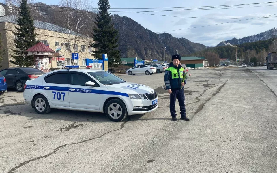 Цветы вместо штрафов: сотрудники ГАИ порадовали жительниц Горного Алтая перед 8 Марта
