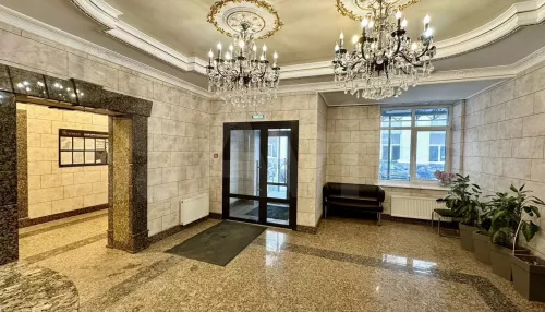 Светлую трешку с трехметровыми потолками и видом на центр города продают в Барнауле