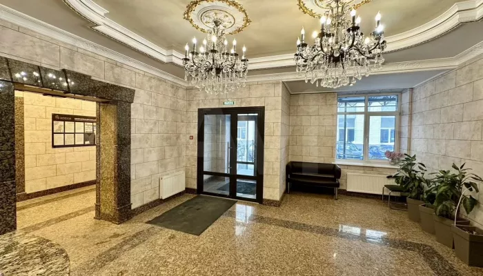 Светлую трешку с трехметровыми потолками и видом на центр города продают в Барнауле