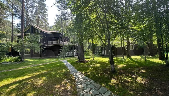 Огромный коттедж на берегу Катуни продают в Республике Алтай за 120 млн рублей. Фото