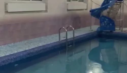 Девять детей отравились в бассейне, отдыхая с родителями