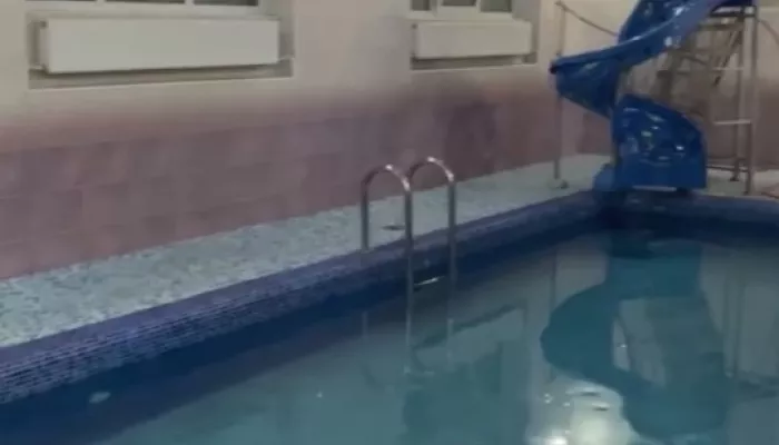 Девять детей отравились в бассейне, отдыхая с родителями