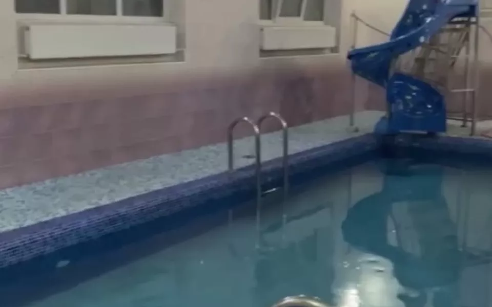 Девять детей отравились в бассейне, отдыхая с родителями