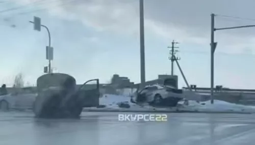 Автомобиль ДПС и Mercedes GLS схлестнулись на барнаульском перекрестке