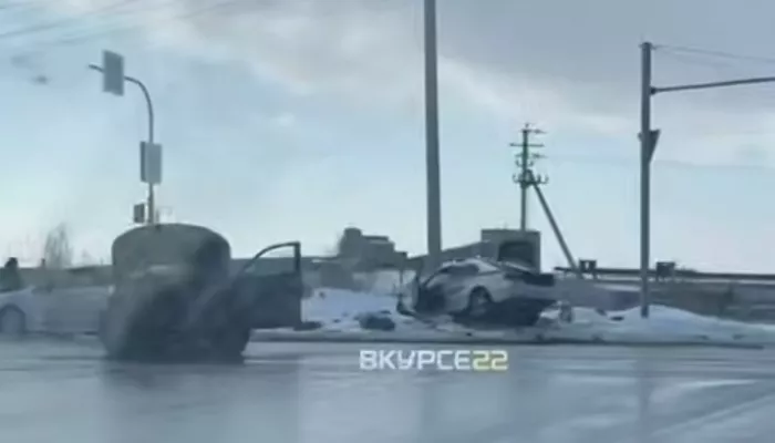 Автомобиль ДПС и Mercedes GLS схлестнулись на барнаульском перекрестке