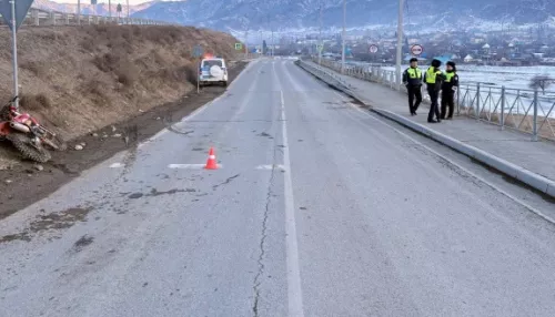 Бесправный мотоциклист перевернулся и попал в больницу в Республике Алтай