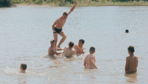 Песочные замки, брызги и жара: как барнаульцы проводят время на городском пляже