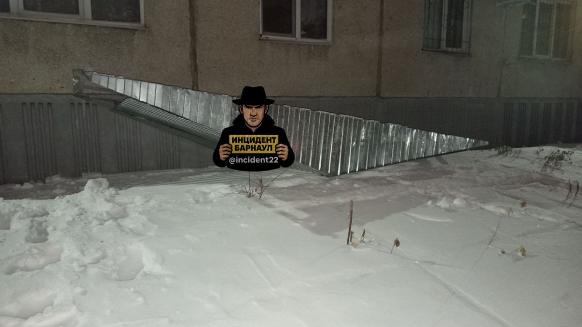 Сорванный козырек подъезда в Барнауле