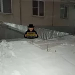 Порыв ветра сорвал козырек подъезда барнаульской многоэтажки