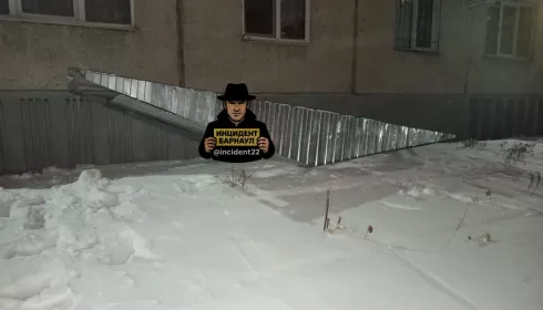 Порыв ветра сорвал козырек подъезда барнаульской многоэтажки