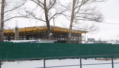 Каркас на холме: в Барнауле застраивают перекресток, где напрашивается новая развязка