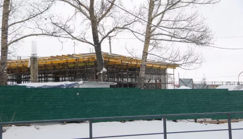 Каркас на холме: в Барнауле застраивают перекресток, где напрашивается новая развязка