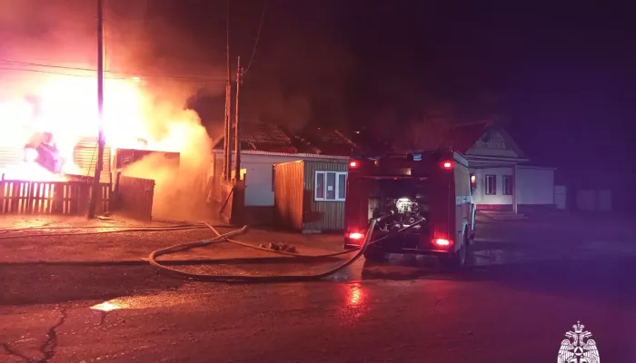 Кафе и здание рынка вспыхнули ночью в Республике Алтай