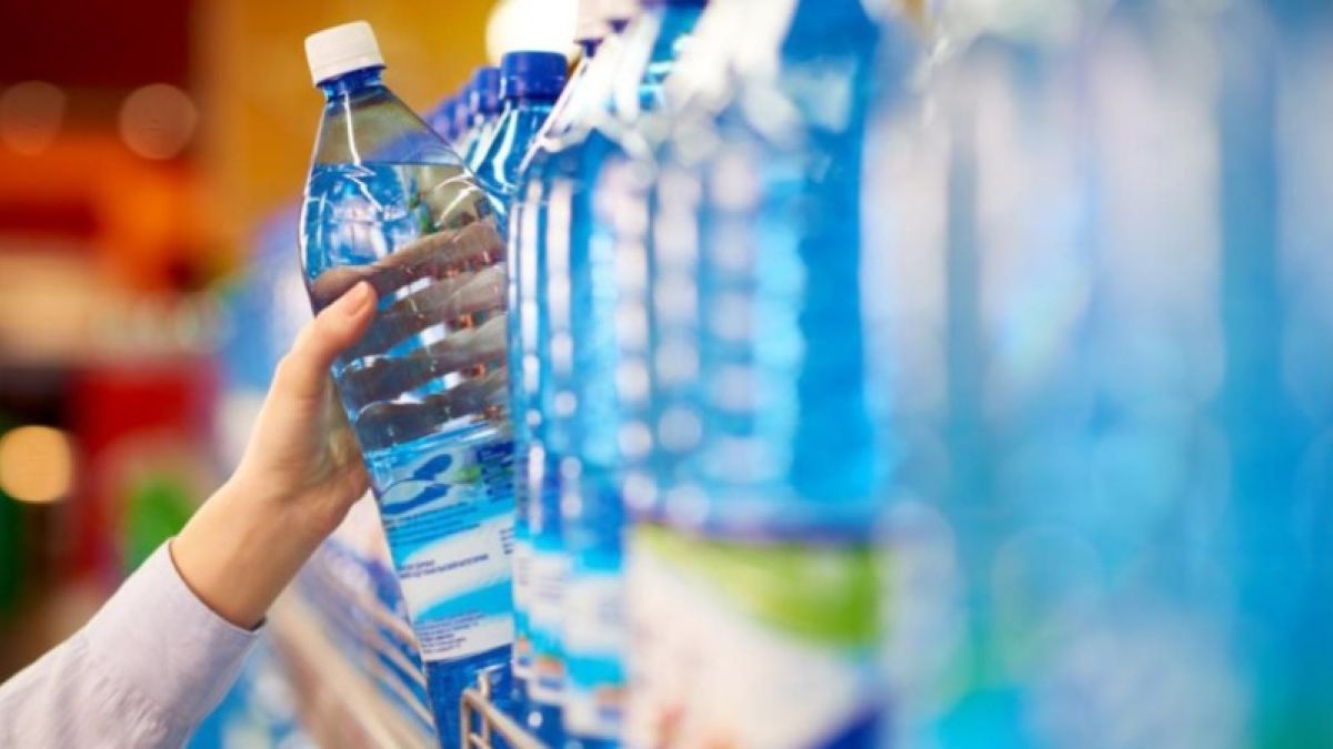 Большая часть минеральной воды в российских магазинах признана поддельной 
