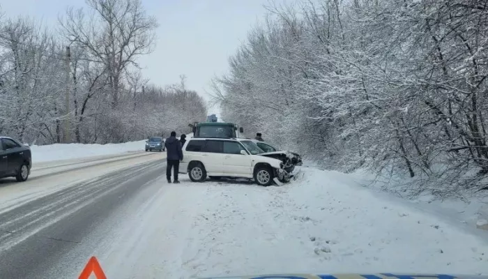 Водитель Renault устроил ДТП в Горно-Алтайске и попал в больницу с переломами