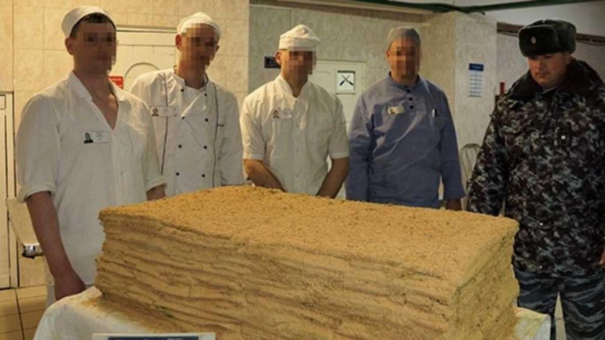 Осужденные испекли гигантский торт
